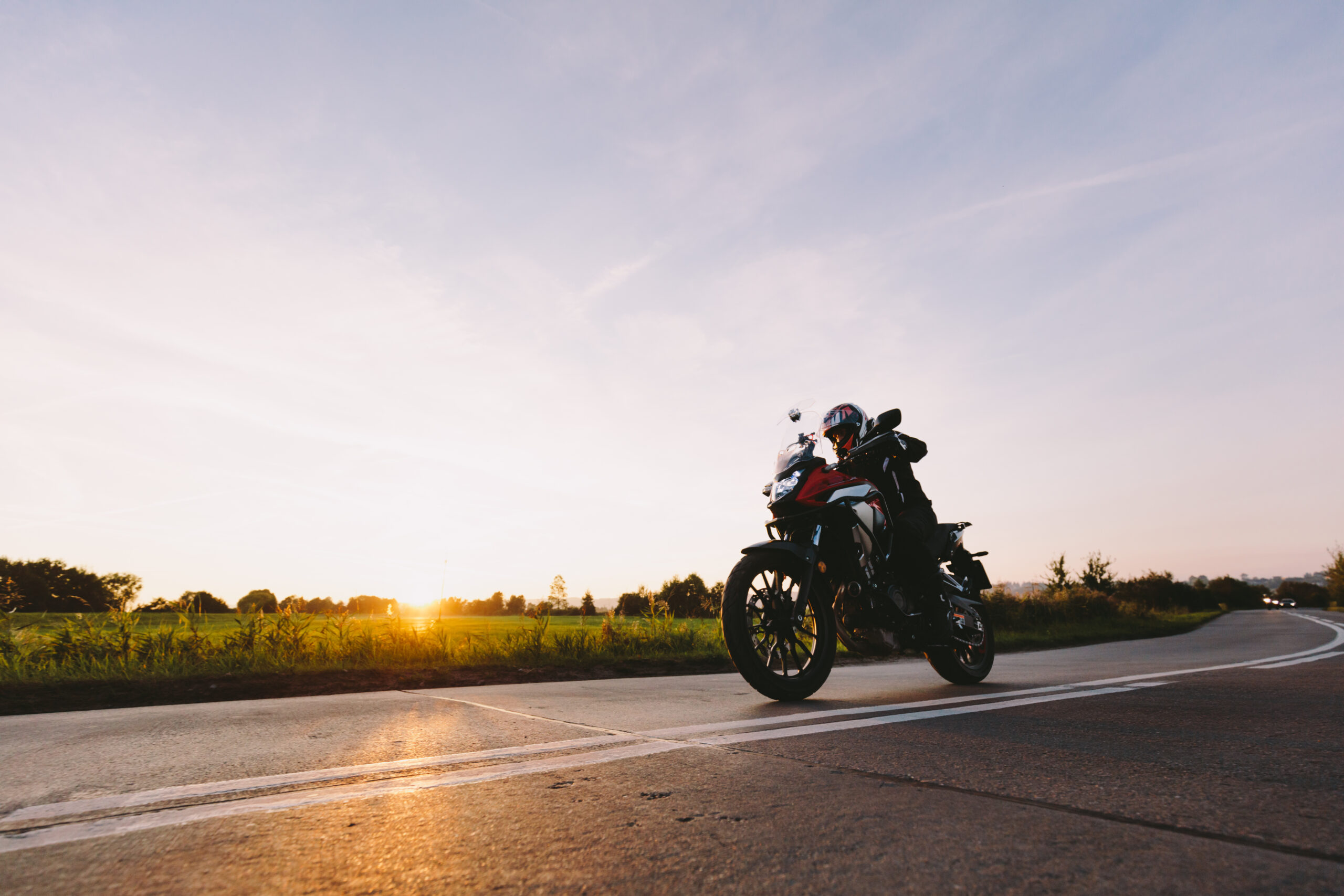 Motorrad auf einer Straße im schönen Sonnenuntergang.